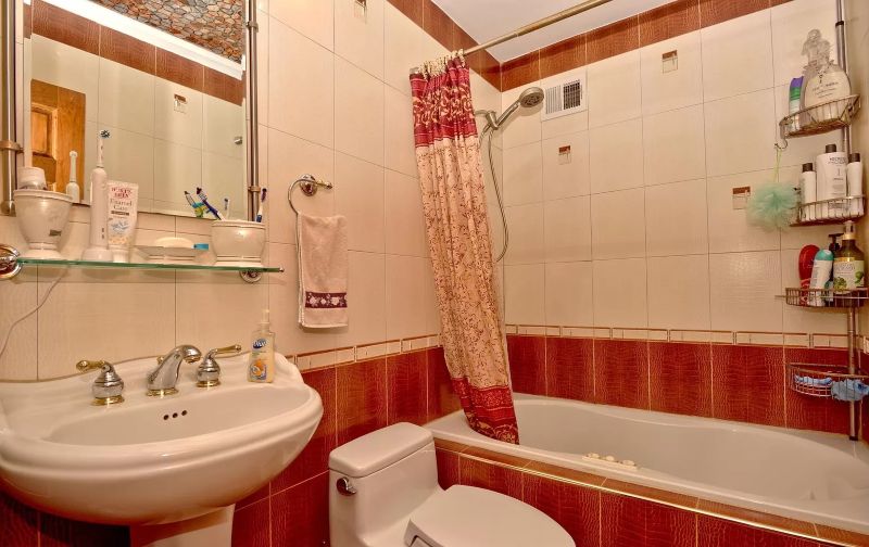 Bathroom · Tiled tub surround