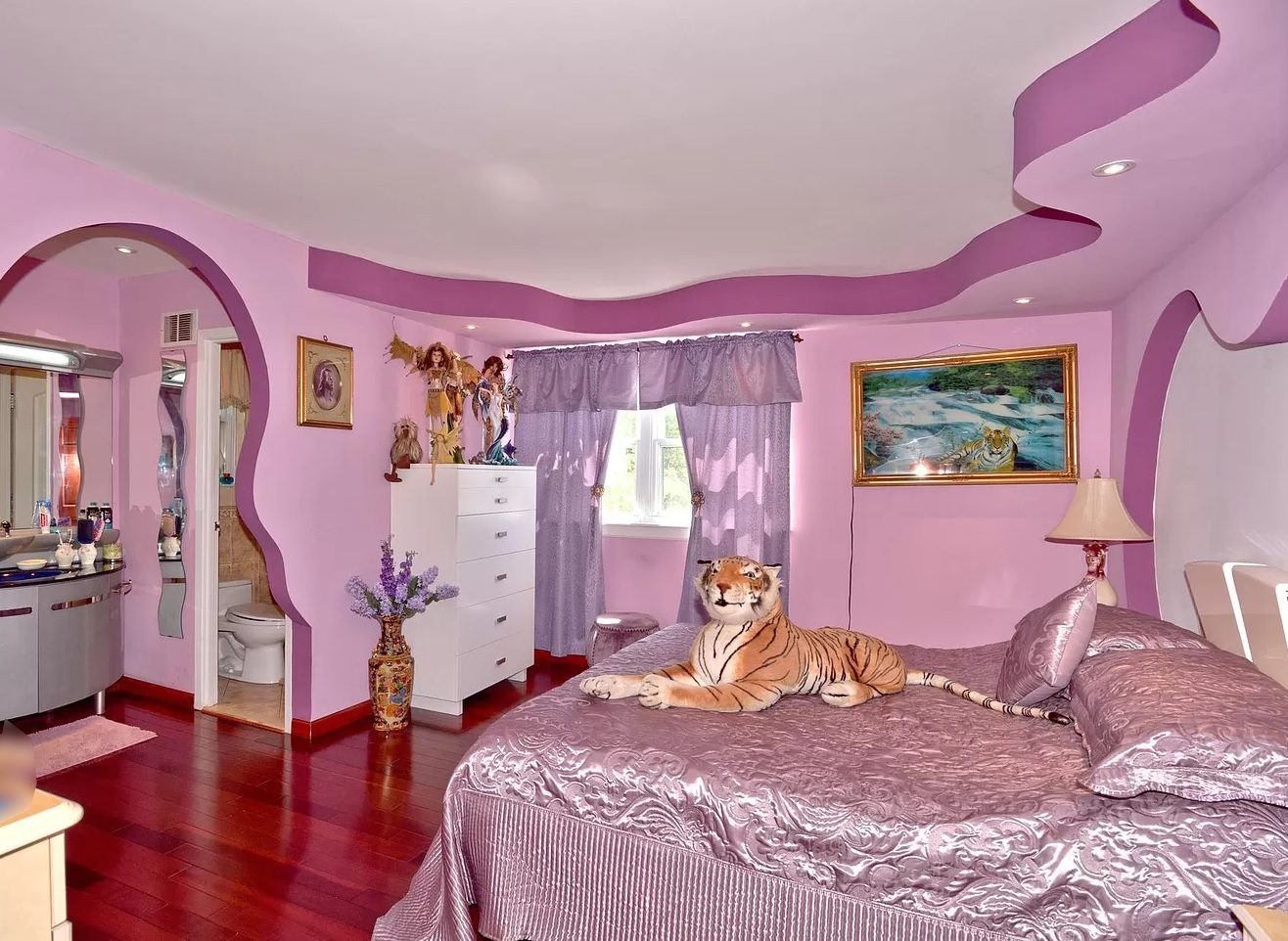 Bedroom · Sculpted ceiling & arched openings