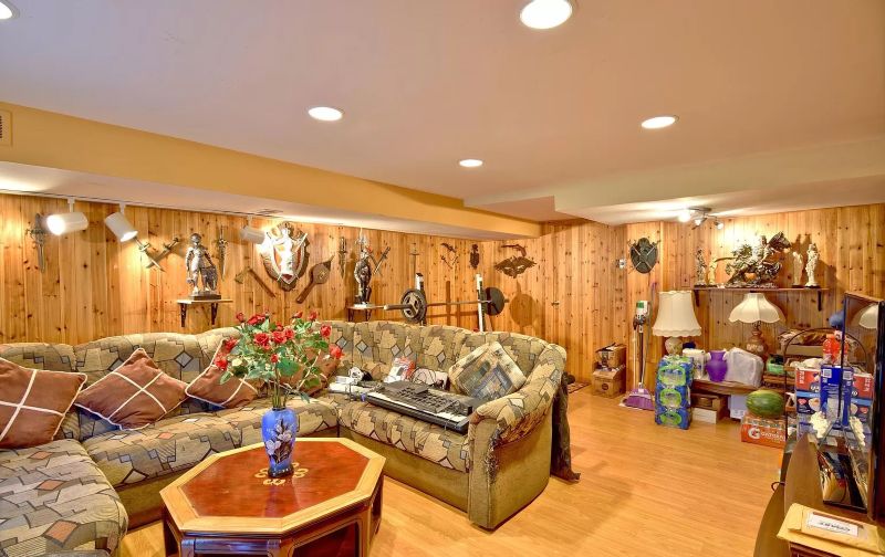 Family room · Panelled walls & recessed lighting